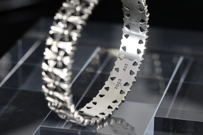 クロムハーツ CHROME HEARTS セメタリークロスバングル シルバー925 重厚感のあるデザインアクセサリー - 画像 (2)