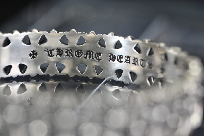 クロムハーツ CHROME HEARTS セメタリークロスバングル シルバー925 重厚感のあるデザインアクセサリー - 画像 (3)