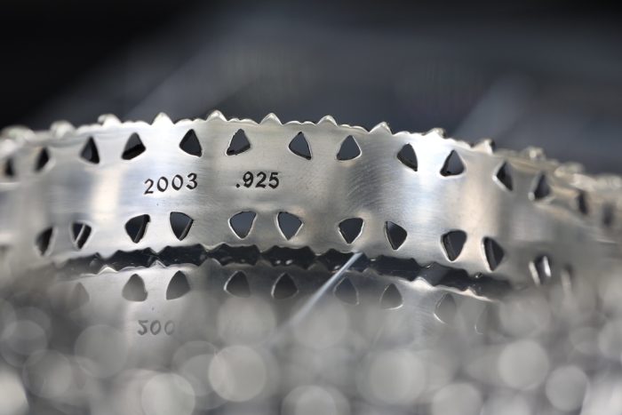 クロムハーツ CHROME HEARTS セメタリークロスバングル シルバー925 重厚感のあるデザインアクセサリー - 画像 (4)