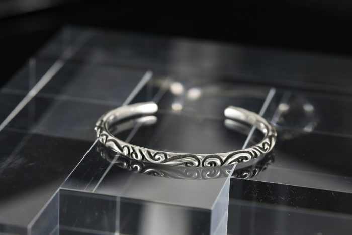 クロムハーツ CHROME HEARTS スクロールバンドバングル シルバーブレスレット 上品な彫刻デザイン