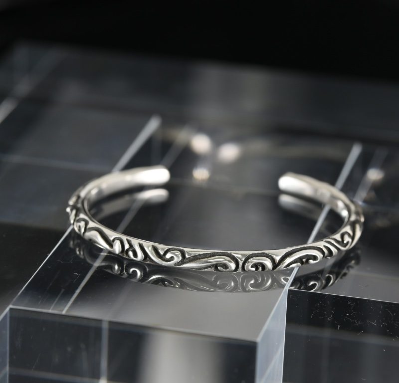 クロムハーツ CHROME HEARTS スクロールバンドバングル シルバーブレスレット 上品な彫刻デザイン