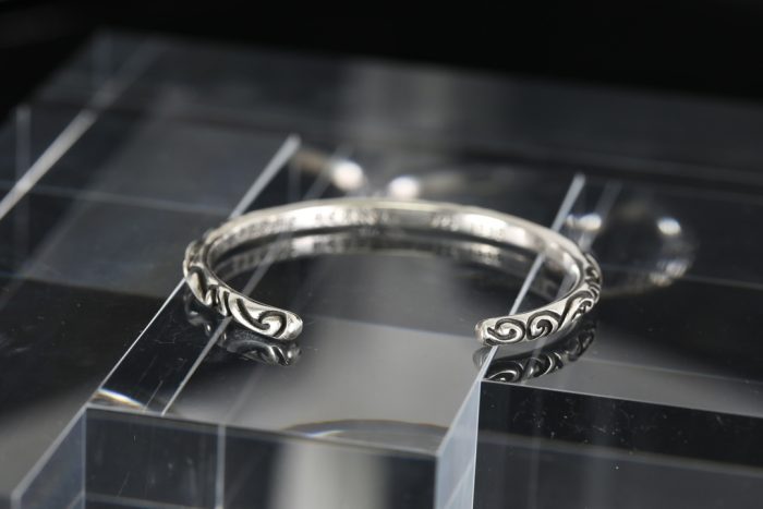 クロムハーツ CHROME HEARTS スクロールバンドバングル シルバーブレスレット 上品な彫刻デザイン - 画像 (2)