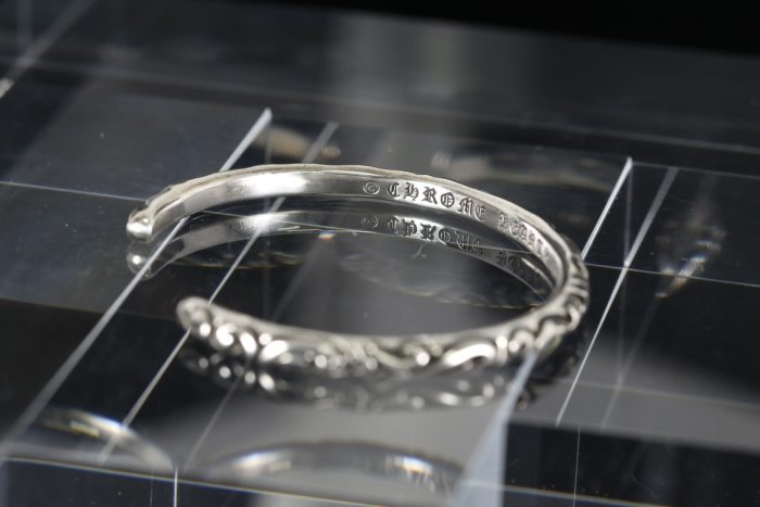 クロムハーツ CHROME HEARTS スクロールバンドバングル シルバーブレスレット 上品な彫刻デザイン - 画像 (4)