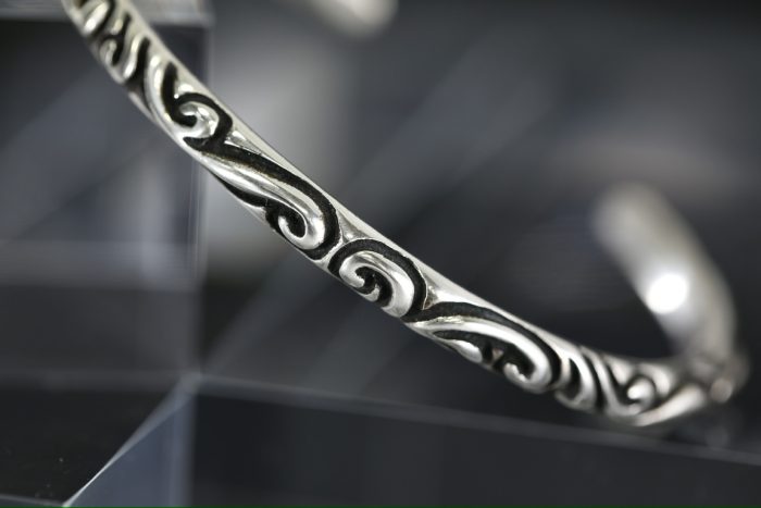 クロムハーツ CHROME HEARTS スクロールバンドバングル シルバーブレスレット 上品な彫刻デザイン - 画像 (5)