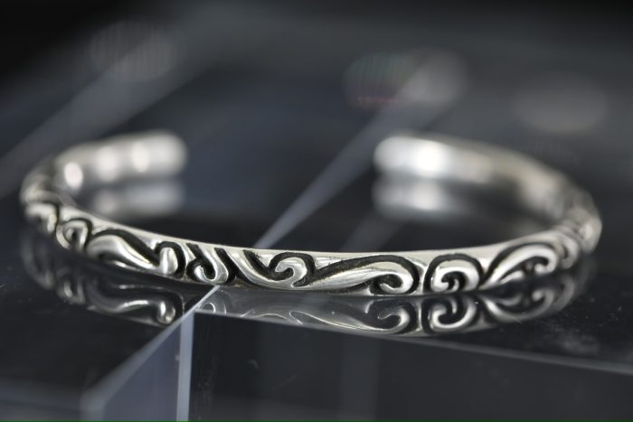 クロムハーツ CHROME HEARTS スクロールバンドバングル シルバーブレスレット 上品な彫刻デザイン - 画像 (6)