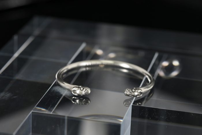 クロムハーツ CHROME HEARTS ダブルドッグバングル シルバーブレスレット 独特な存在感