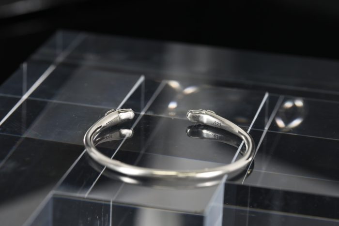 クロムハーツ CHROME HEARTS ダブルドッグバングル シルバーブレスレット 独特な存在感 - 画像 (2)