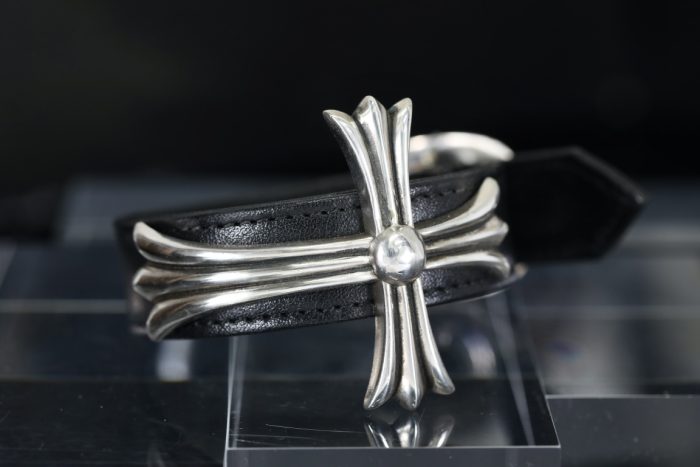 **クロムハーツ BENT CH CROSS レザーブレスレット ガンスリンガー シルバーアクセ**