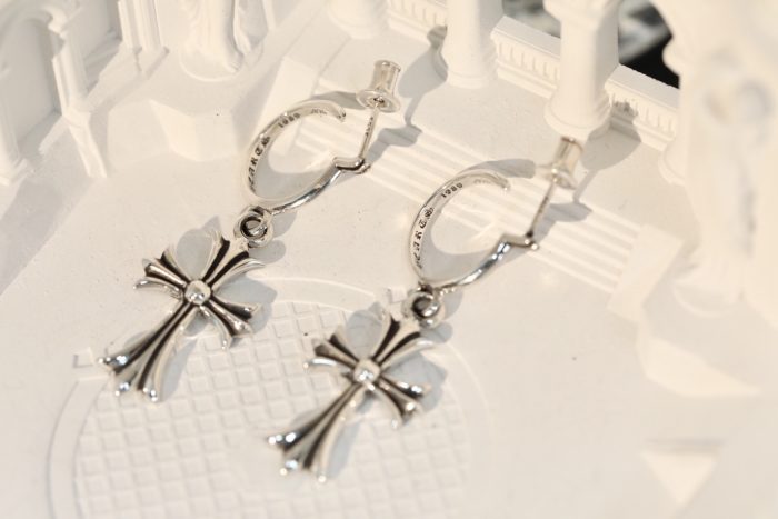 クロムハーツ Chrome Hearts Tiny CHクロスピアス シルバー925 エレガントな輝き - 画像 (3)