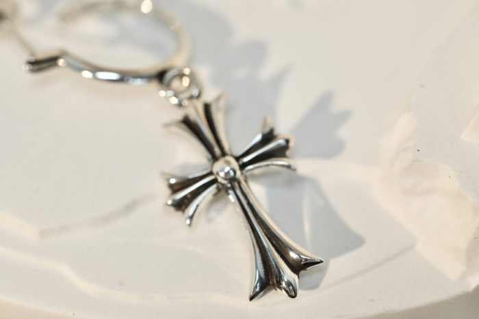 クロムハーツ Chrome Hearts Tiny CHクロスピアス シルバー925 エレガントな輝き - 画像 (4)