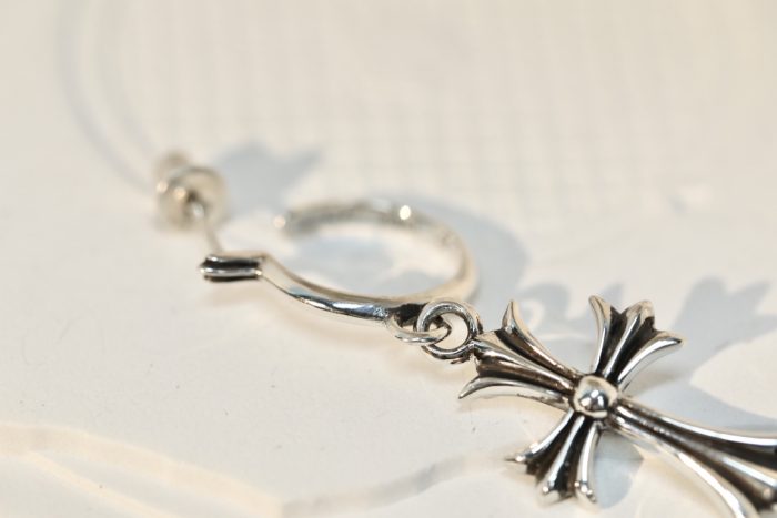 クロムハーツ Chrome Hearts Tiny CHクロスピアス シルバー925 エレガントな輝き - 画像 (5)