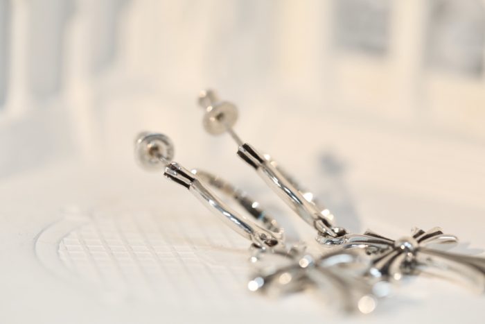 クロムハーツ Chrome Hearts Tiny CHクロスピアス シルバー925 エレガントな輝き - 画像 (6)
