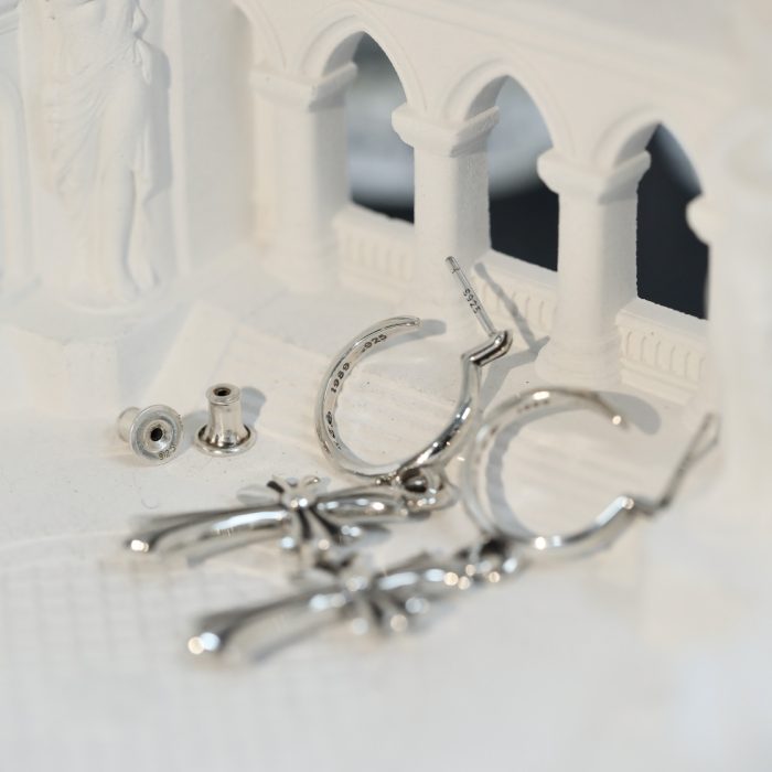 クロムハーツ Chrome Hearts Tiny CHクロスピアス シルバー925 エレガントな輝き - 画像 (8)
