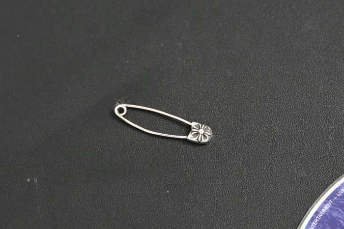 クロムハーツ CHROME HEARTS スモール セーフティピン ネックレストップ 1ダイヤ シルバー