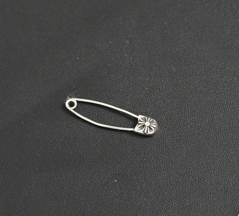 クロムハーツ CHROME HEARTS スモール セーフティピン ネックレストップ 1ダイヤ シルバー