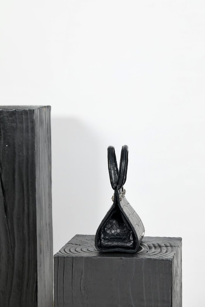 クロムハーツ Drew Mini ハンドバッグ クロコダイルレザー 3クロスボタン付き シルバー925金具 - 画像 (4)