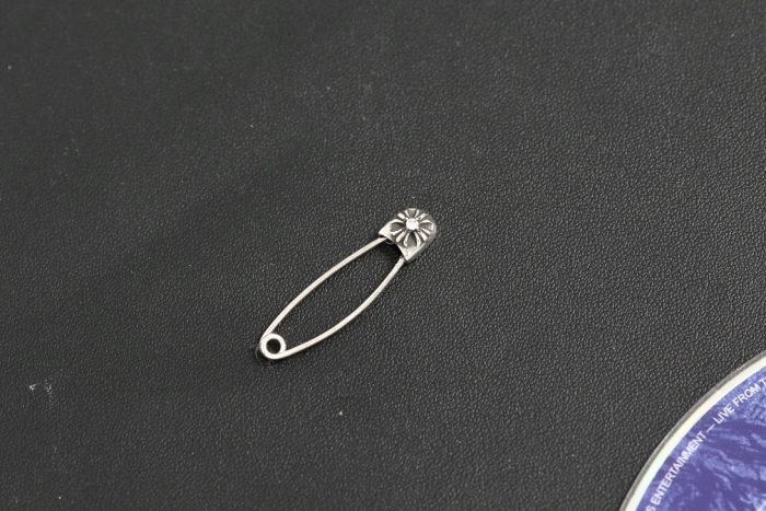 クロムハーツ CHROME HEARTS スモール セーフティピン ネックレストップ 1ダイヤ シルバー - 画像 (2)