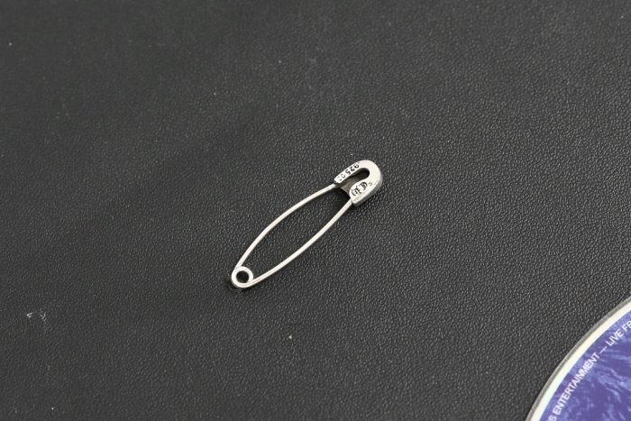 クロムハーツ CHROME HEARTS スモール セーフティピン ネックレストップ 1ダイヤ シルバー - 画像 (3)