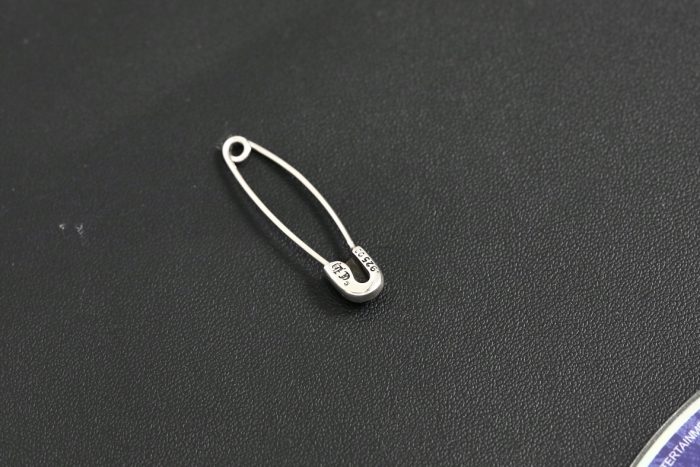 クロムハーツ CHROME HEARTS スモール セーフティピン ネックレストップ 1ダイヤ シルバー - 画像 (5)