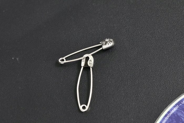 クロムハーツ CHROME HEARTS スモール セーフティピン ネックレストップ 1ダイヤ シルバー - 画像 (6)