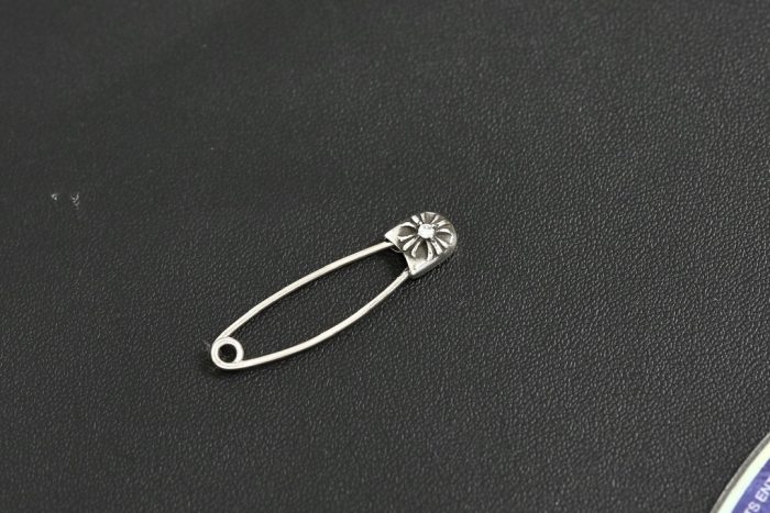 クロムハーツ CHROME HEARTS スモール セーフティピン ネックレストップ 1ダイヤ シルバー